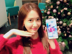 少女时代允儿红衣自拍 妆容简单笑容甜美亮眼红唇十分抢镜