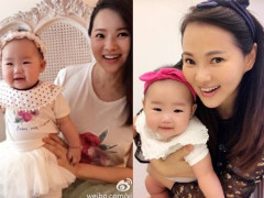 伊能静6个月女儿开始学站了 圆滚滚小肚塞“母女装”超萌