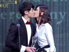 张轩睿当众KISS安心亚 粉红泡泡粉狂尖叫