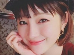 陈泱瑾挺8月孕肚开高衩 大方展现身材曲线