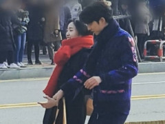 《鬼怪》公开新剧照 孔刘捉金高恩手腕气氛暧昧