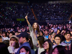 Hebe演唱会最终场安可爆惊喜 走下台“坐粉丝旁唱歌”嗨翻全场