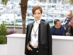 郑秀文街拍酷炫范十足 演唱会带病开唱泪崩感谢歌迷力挺
