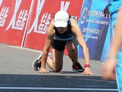 女选手爬过马拉松赛最后2米变网红 坚持不懈精神可嘉