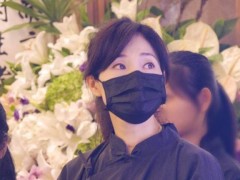 妈妈坐著睡着离世 方季惟含泪送别母亲