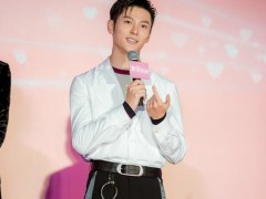 王嘉助阵《如影随心》开机发布会 正装亮相帅气有型