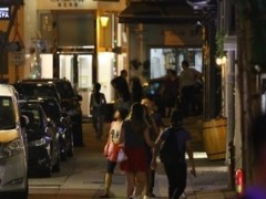 王敏德出柜千金有新欢 搭出租车忘我热吻女密友