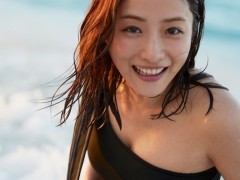 石原里美酥胸微湿 素颜遭狂摄
