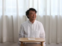 陈奕迅推中文新歌 在家具店中“摆夸张鬼脸”展反差萌