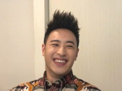 潘玮柏崩溃:看记者照片打X啦 “单身30年”深夜发泄