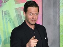 《自杀突击队》伊克巴里霍尔兹从高台摔下 2节颈椎断裂