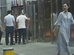 谢娜上街面露微笑 不受张杰出轨神秘女子传闻影响