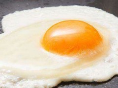 她把3瓶老鼠药直接倒进一碗荷包蛋要毒死老公 但最后超扯的结果让大家都以为是在搞笑！
