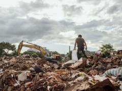 高中生父母被闯红灯车辆撞死变成孤儿 他只身来工地打工泪诉我想活下去…