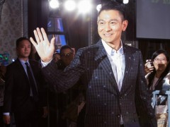 刘德华扭屁屁承诺感动粉丝 “人前不拿拐杖”藏贴心想法