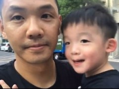 暖心警察关心路边阿嬤 陈建州拍下这一刻感动5万人
