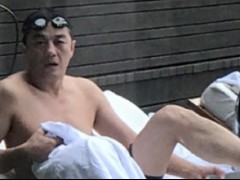 撇下女儿放暑假 李亚鹏台湾晒肌