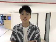 蔡凡熙20岁还在长高 “顶到天花板”超烦恼