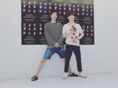 185cm灿烈合照队长Suho 暖心营造出“一样高”的视觉效果