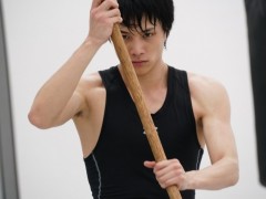 真人版《东京喰种》上映获好评 铃木伸之秀健美肌肉