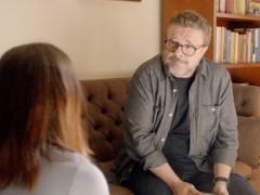 《哈佛没教的幸福课》奈森连恩烧脑开导哈佛妹 讽特朗普“不用脑”