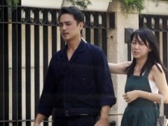 明道街头上演天伦乐 女友带娃又哄又抱
