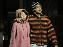 明道作势拍女友王婷萱翘臀 互动自然如同老夫老妻般甜蜜