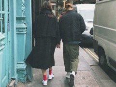 余文乐带女友王棠云出席伦敦时装周 逛街十指相扣惹人羡慕
