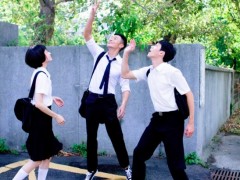 李荣浩《我看着你的时候》MV穿高中制服回春 演绎青涩校园爱情故事
