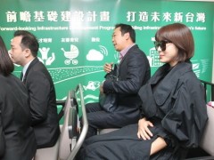 韩国女神河智苑抵达台湾 今晚现身《追捕》首映会