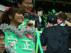 小娴6年前全场见证爱情 球场泪吻何守正