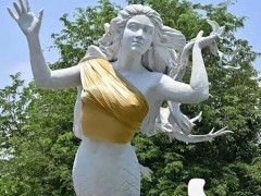美人鱼像裹上遮胸布 事与愿违成“性骚扰”对象