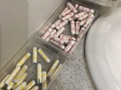 英国贫困女孩买不起卫生巾蹲马桶 女权主义者提供爱心生理用品