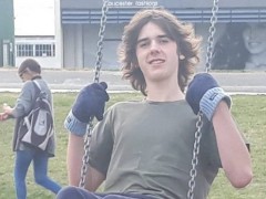 新西兰16岁少年连续荡秋千33小时 破纪录成荡秋千最久的人
